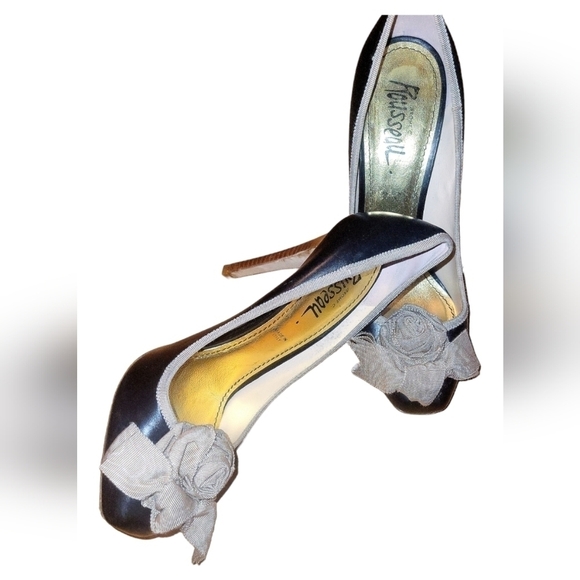 Jerome C. Rousseau Black/Cream Lining Cream Rose Applique Stiletto Heels Sz 39 - Picture 3 of 9